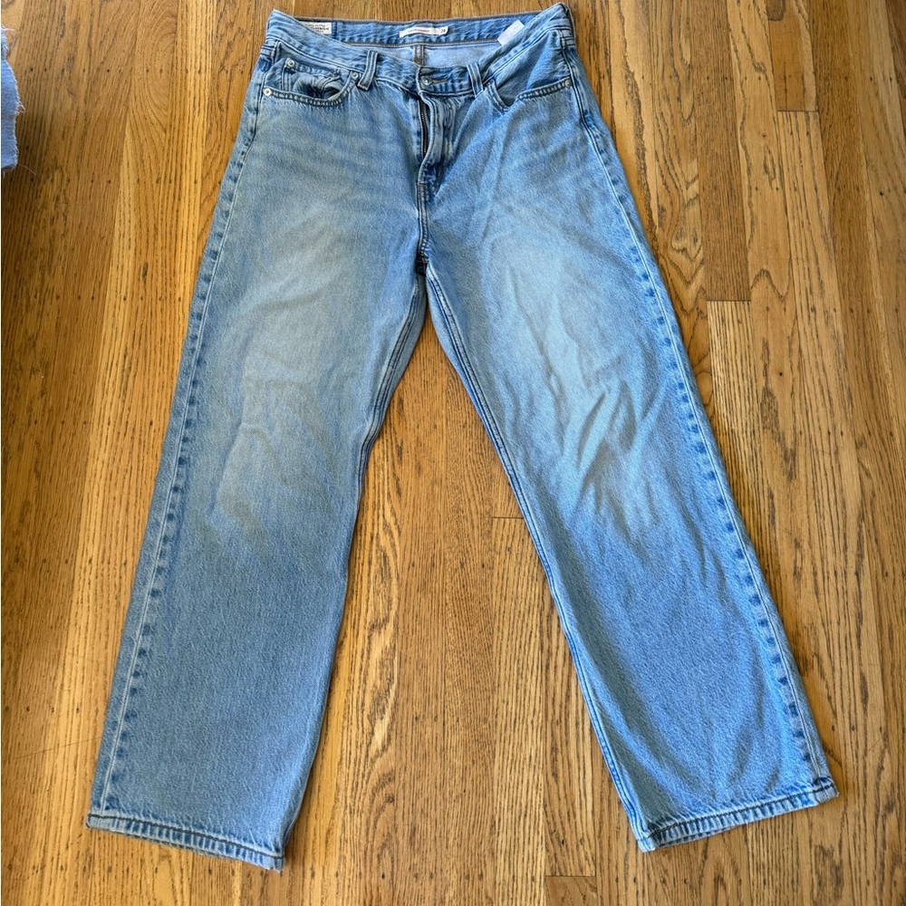 Levi’s loose baggy jeans - SIZE 28 - runs large